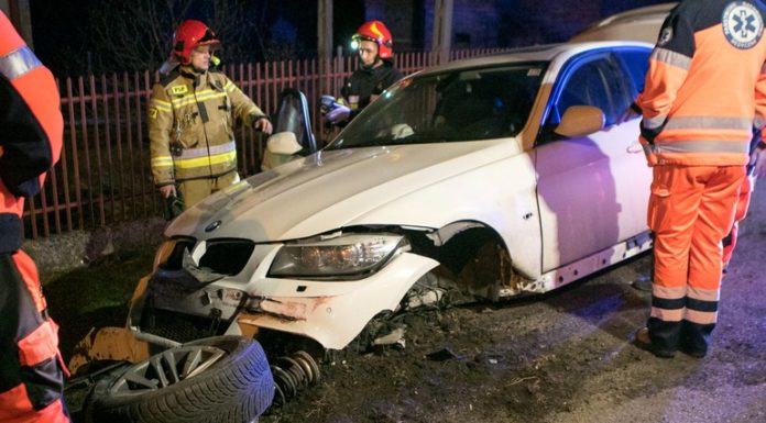 Brzeźnica: Rozbite bmw w fosie – ZDJĘCIA