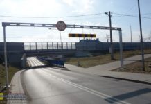 Długo oczekiwane bramownice zamontowane przy wiadukcie nad ulicą Wygoda