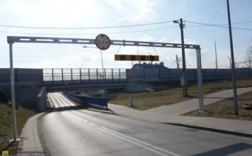 Długo oczekiwane bramownice zamontowane przy wiadukcie nad ulicą Wygoda