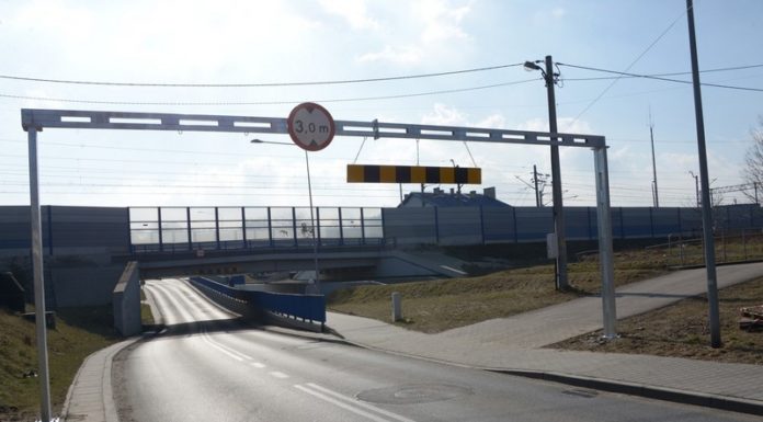 Długo oczekiwane bramownice zamontowane przy wiadukcie nad ulicą Wygoda