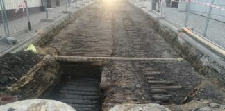 Bochnia: Archeolodzy odkopują drewnianą drogę sprzed kilkuset lat