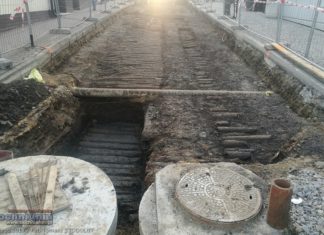 Bochnia: Archeolodzy odkopują drewnianą drogę sprzed kilkuset lat
