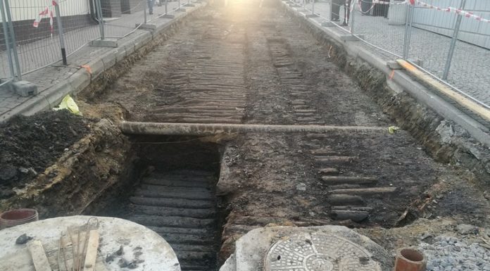 Bochnia: Archeolodzy odkopują drewnianą drogę sprzed kilkuset lat