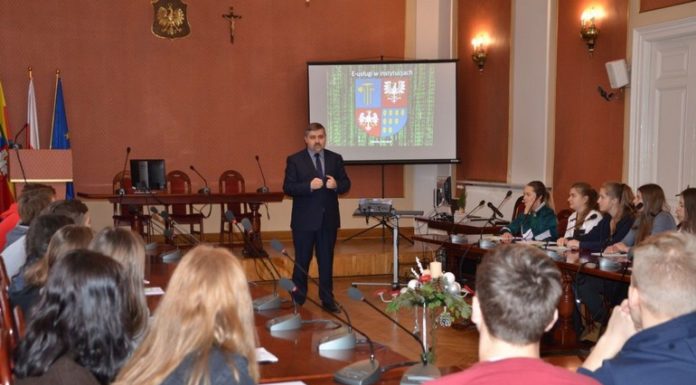 Uczniowie ZS Nr 1 na powiatowej lekcji o samorządzie