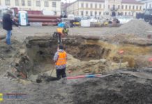 Ekspozycja ruin ratusza za szklaną posadzką pod znakiem zapytania