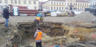 Ekspozycja ruin ratusza za szklaną posadzką pod znakiem zapytania