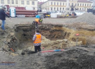 Ekspozycja ruin ratusza za szklaną posadzką pod znakiem zapytania