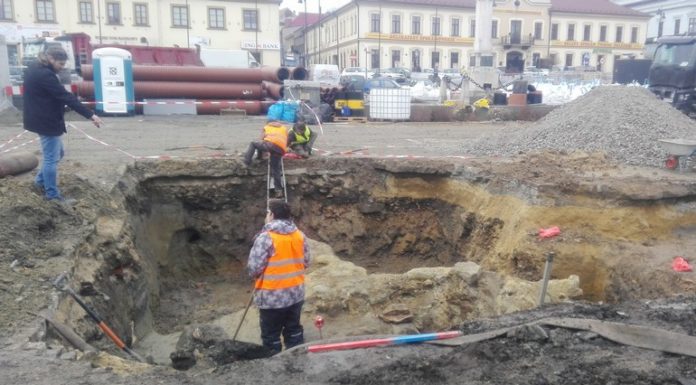 Ekspozycja ruin ratusza za szklaną posadzką pod znakiem zapytania