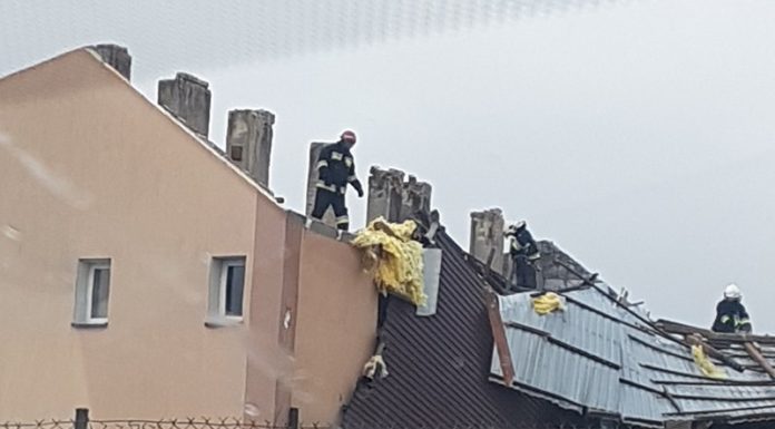 Łapanów. Wiatr zerwał dach ze szkoły w Zbydniowie. Lekcje odwołane