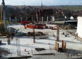 Rośnie hala sportowa w Łapczycy. „Szkoła pęka”? Jest ekspertyza – ZDJĘCIA