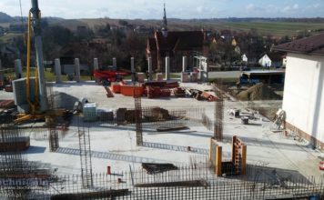 Rośnie hala sportowa w Łapczycy. „Szkoła pęka”? Jest ekspertyza – ZDJĘCIA