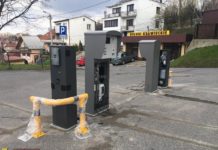 Montują szlabany na parkingu obok przychodni na ul. Floris