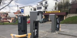 Montują szlabany na parkingu obok przychodni na ul. Floris