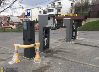 Montują szlabany na parkingu obok przychodni na ul. Floris