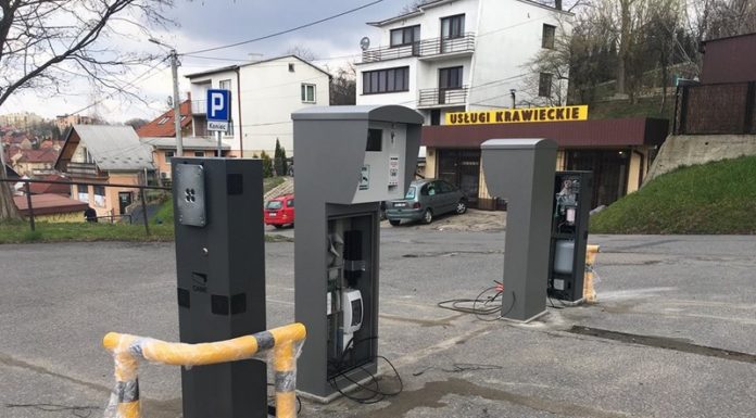 Montują szlabany na parkingu obok przychodni na ul. Floris