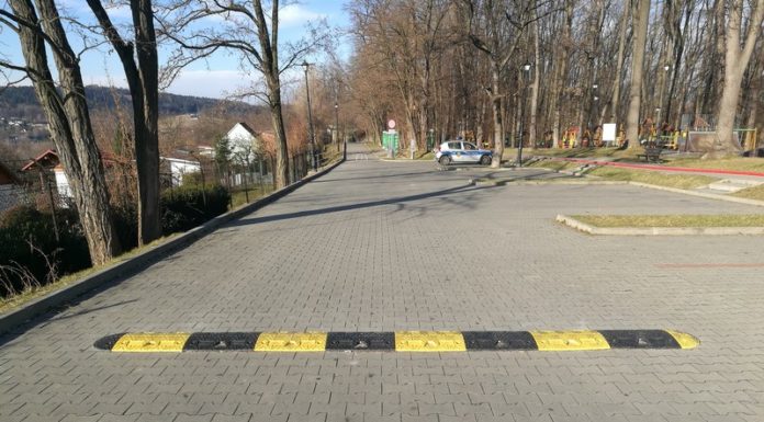 Zamontowano progi zwalniające w Parku Uzbornia