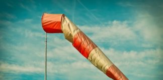 Dziś kolejna wietrzna noc. Wydano ostrzeżenie 2. stopnia