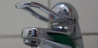 Trzciana. Woda w kranach skażona – jest niezdatna do picia i kąpieli