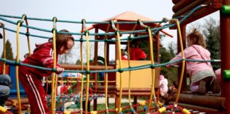 Bochnia. Radna przypomina o obietnicy zmian w dostępności placów zabaw przez cały rok