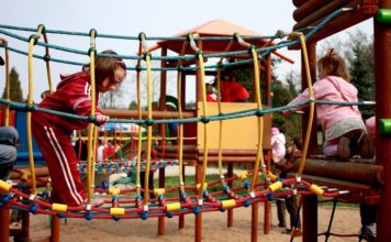 Bochnia. Radna przypomina o obietnicy zmian w dostępności placów zabaw przez cały rok