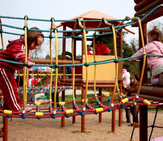 Bochnia. Radna przypomina o obietnicy zmian w dostępności placów zabaw przez cały rok
