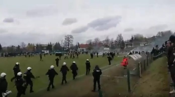 Awantura w Brzesku. Mecz Okocimskiego przerwany, policja użyła armatki wodnej – WIDEO