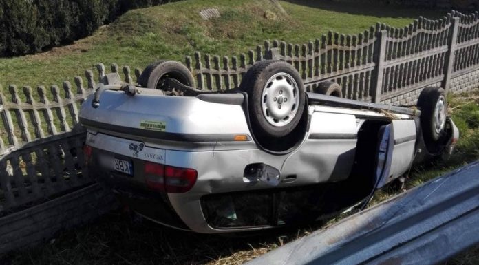 Dachowanie w Drwini. Pijany kierowca uciekał przed policją