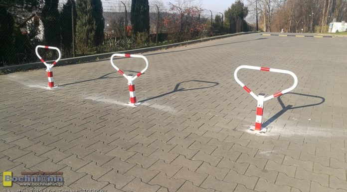 Park Uzbornia: Już nie tylko progi zwalniające. Zamontowano też blokady