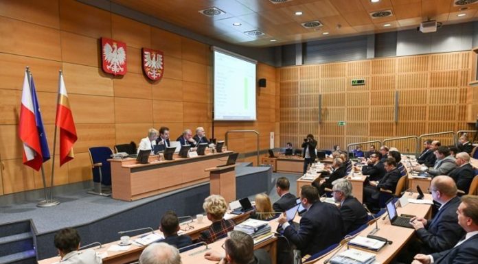 Sejmik podjął decyzję. Uchwała anty-LGBT zostaje. Jak głosowali bocheńscy radni?