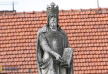 Król Kazimierz Wielki zniknie z Rynku. Ale wróci – odnowiony!