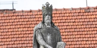 Król Kazimierz Wielki zniknie z Rynku. Ale wróci – odnowiony!