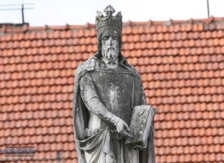 Król Kazimierz Wielki zniknie z Rynku. Ale wróci – odnowiony!