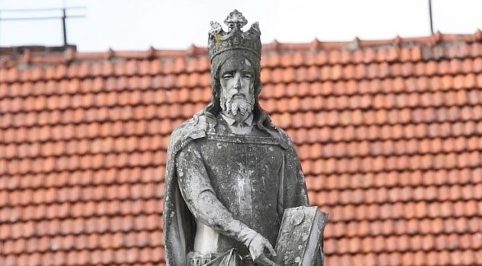 Król Kazimierz Wielki zniknie z Rynku. Ale wróci – odnowiony!