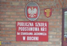 Od września bocheńskie szkoły podstawowe z nowymi nazwami Publiczna Szkoła Podstawowa nr 1 w Bochni szyld