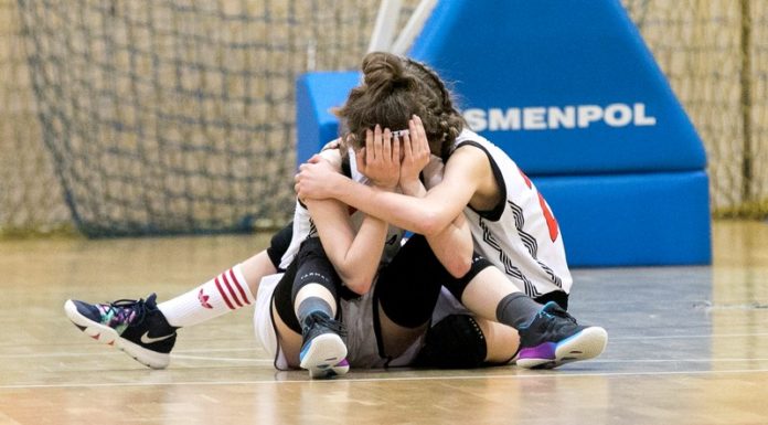 Koszykówka U14: Dramatyczna końcówka meczu bochnianek i morze łez – ZDJĘCIA