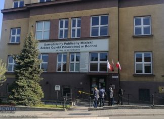 Bochnia. Przychodnia po włamaniu działa już normalnie. Sprawca wyważył 45 drzwi