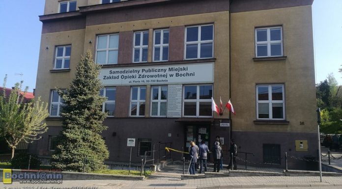 Bochnia. Przychodnia po włamaniu działa już normalnie. Sprawca wyważył 45 drzwi