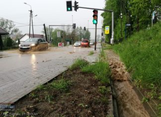 Gwałtowna ulewa zalała Łapczycę – ZDJĘCIA, WIDEO