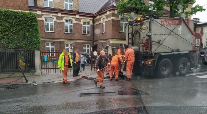 Remont ulic w Bochni. Wyfrezowane dziury bez oznakowania