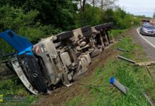 Brzesko-Okocim. Przewróciła się ciężarówka pełna żwiru – ZDJĘCIA