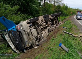 Brzesko-Okocim. Przewróciła się ciężarówka pełna żwiru – ZDJĘCIA