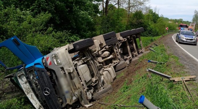Brzesko-Okocim. Przewróciła się ciężarówka pełna żwiru – ZDJĘCIA