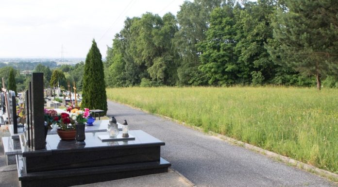 Cmentarz na Łychowie. Coraz więcej grobów, potrzebne nowe alejki