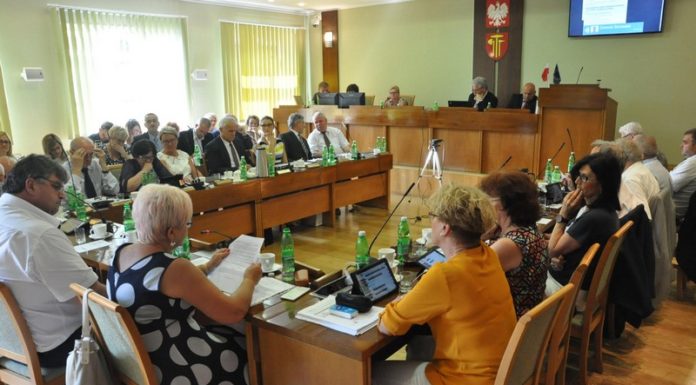 Bochnia. Na sesji o „powiązaniach biznesowo-towarzyskich radnych” i „cymbałach”