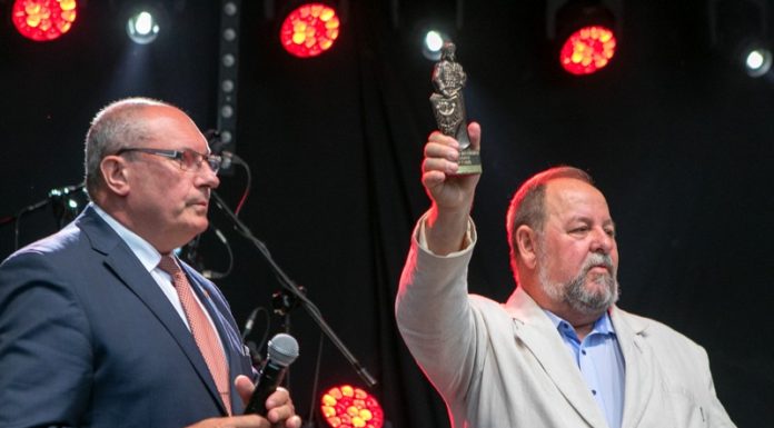 Bochnia. Burmistrz wręczył statuetkę „Bolesława” Ludwikowi Węgrzynowi
