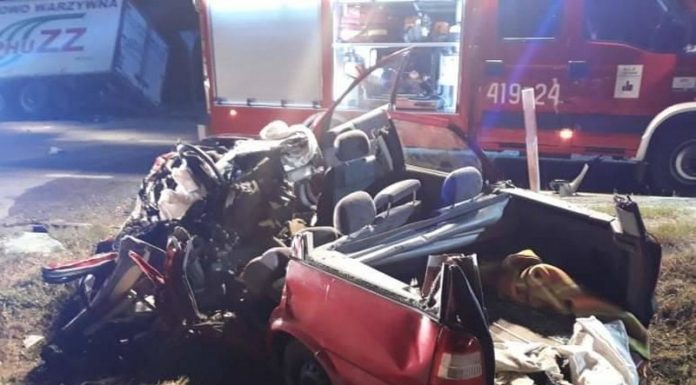 Czołowe zderzenie z tirem. Poważny wypadek w Domosławicach – ZDJĘCIA, WIDEO