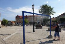 Upały do niedzieli. W Brzesku na rynku stanęła kurtyna wodna