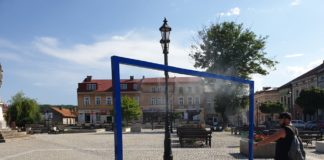 Upały do niedzieli. W Brzesku na rynku stanęła kurtyna wodna
