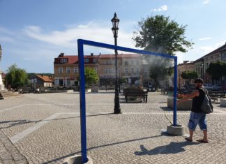 Upały do niedzieli. W Brzesku na rynku stanęła kurtyna wodna