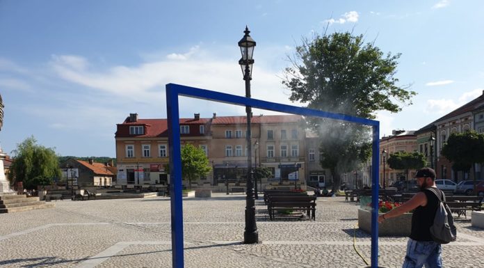 Upały do niedzieli. W Brzesku na rynku stanęła kurtyna wodna